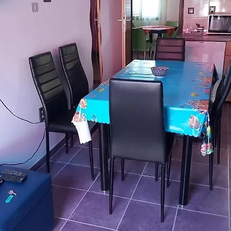 Lili Apartment Vir
